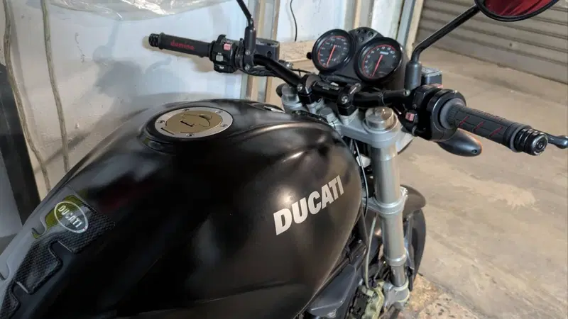 Ducati Monster 750 Dark (1999 - 02) (2)