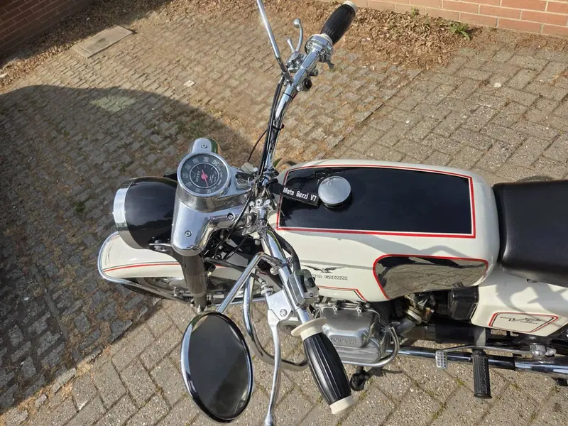 Moto Guzzi V7 (11)