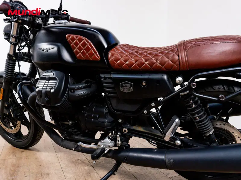Moto Guzzi V7 III Stone (2017 - 20) (9)