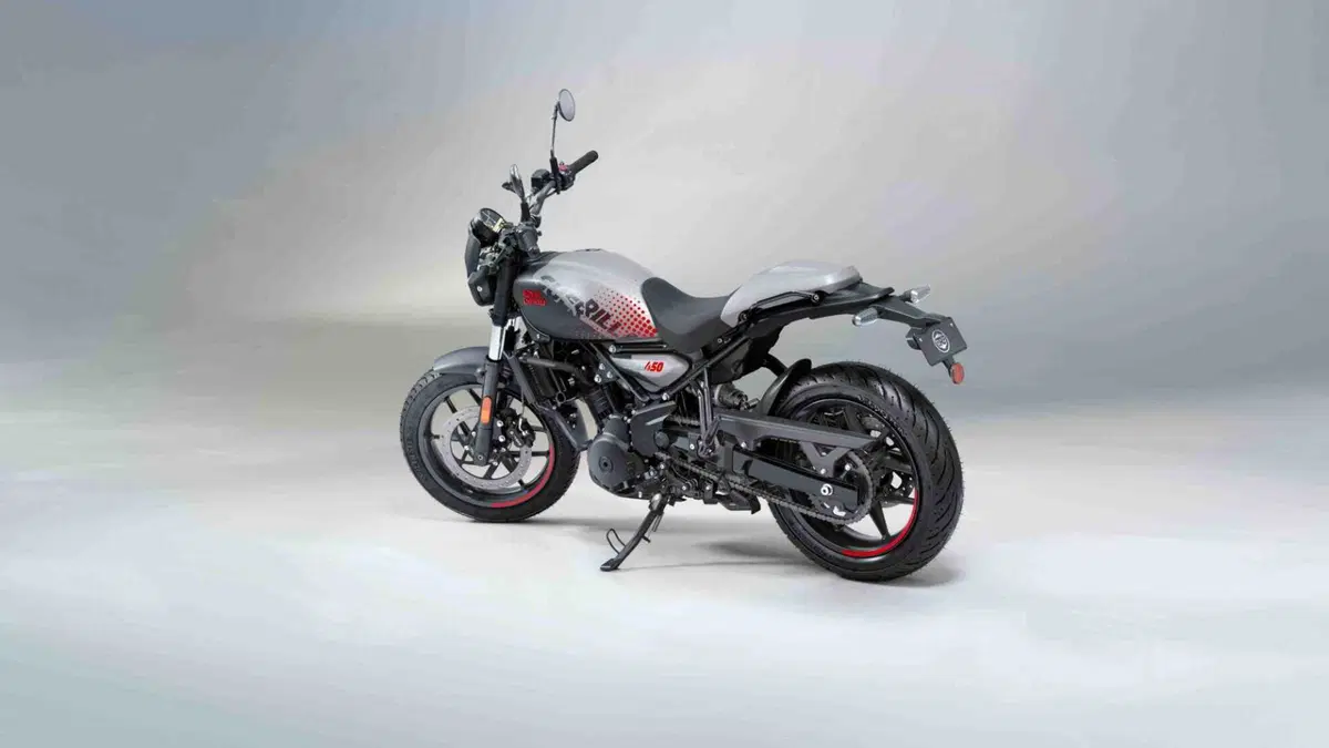 Royal Enfield Guerrilla 450 APEX 2026: la roadster indiana si fa più cattiva (3)