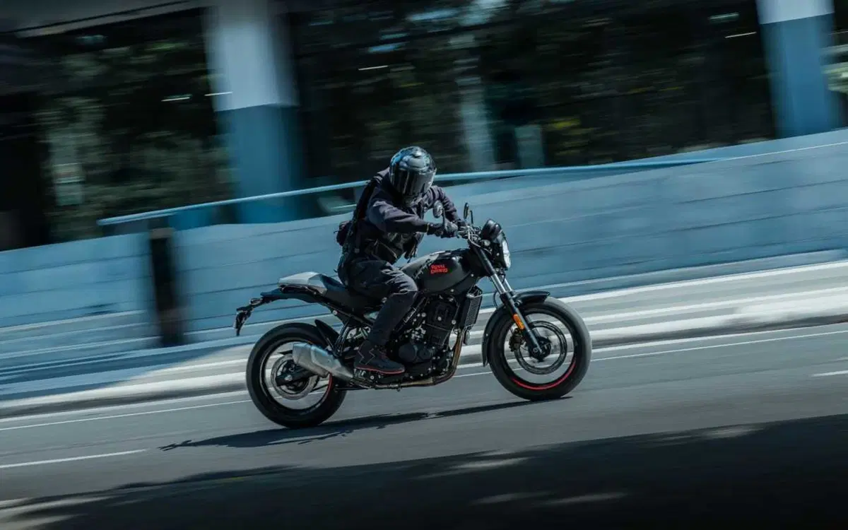 Royal Enfield Guerrilla 450 APEX 2026: la roadster indiana si fa più cattiva (17)