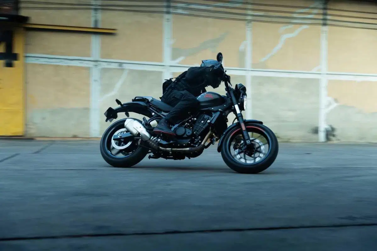 Royal Enfield Guerrilla 450 APEX 2026: la roadster indiana si fa più cattiva (18)