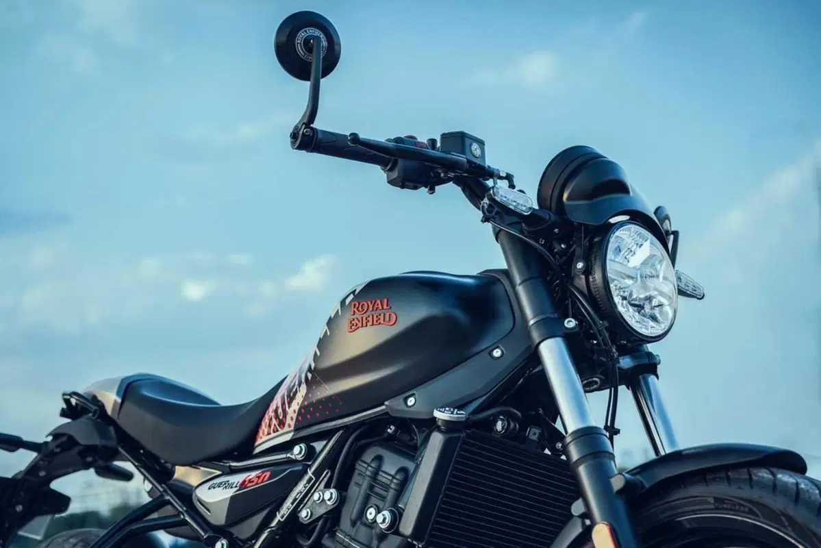 Royal Enfield Guerrilla 450 APEX 2026: la roadster indiana si fa più cattiva (19)