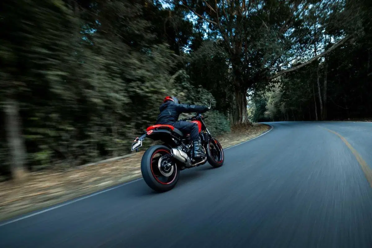 Royal Enfield Guerrilla 450 APEX 2026: la roadster indiana si fa più cattiva (21)