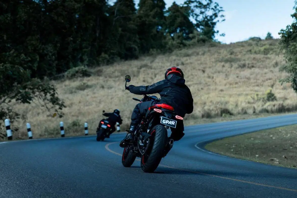 Royal Enfield Guerrilla 450 APEX 2026: la roadster indiana si fa più cattiva (22)