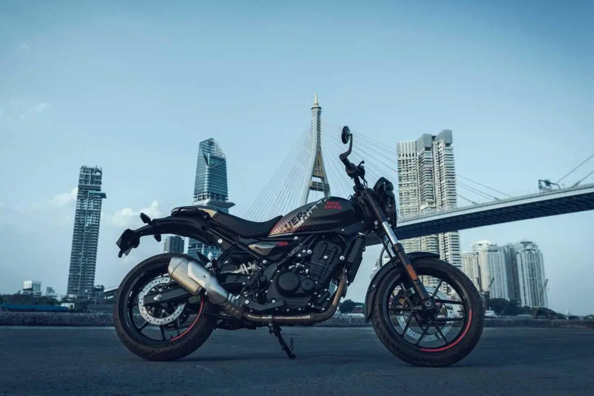 Royal Enfield Guerrilla 450 APEX 2026: la roadster indiana si fa più cattiva (23)