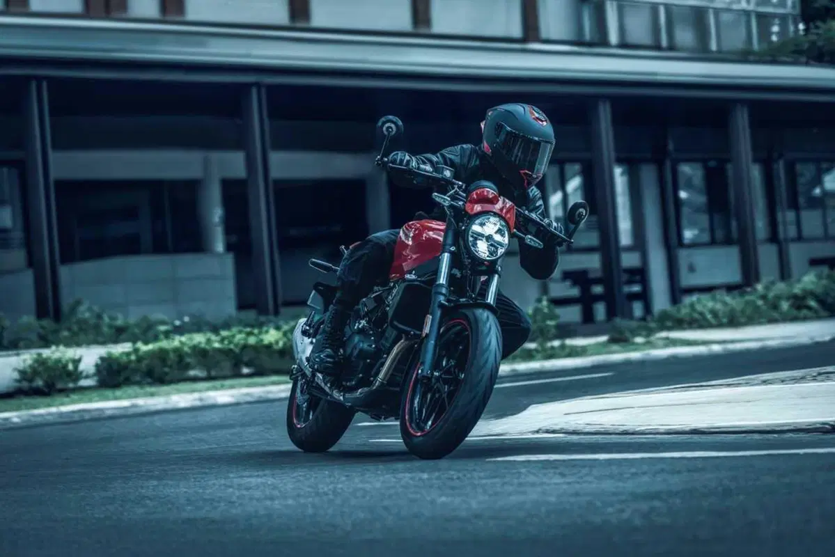 Royal Enfield Guerrilla 450 APEX 2026: la roadster indiana si fa più cattiva (24)