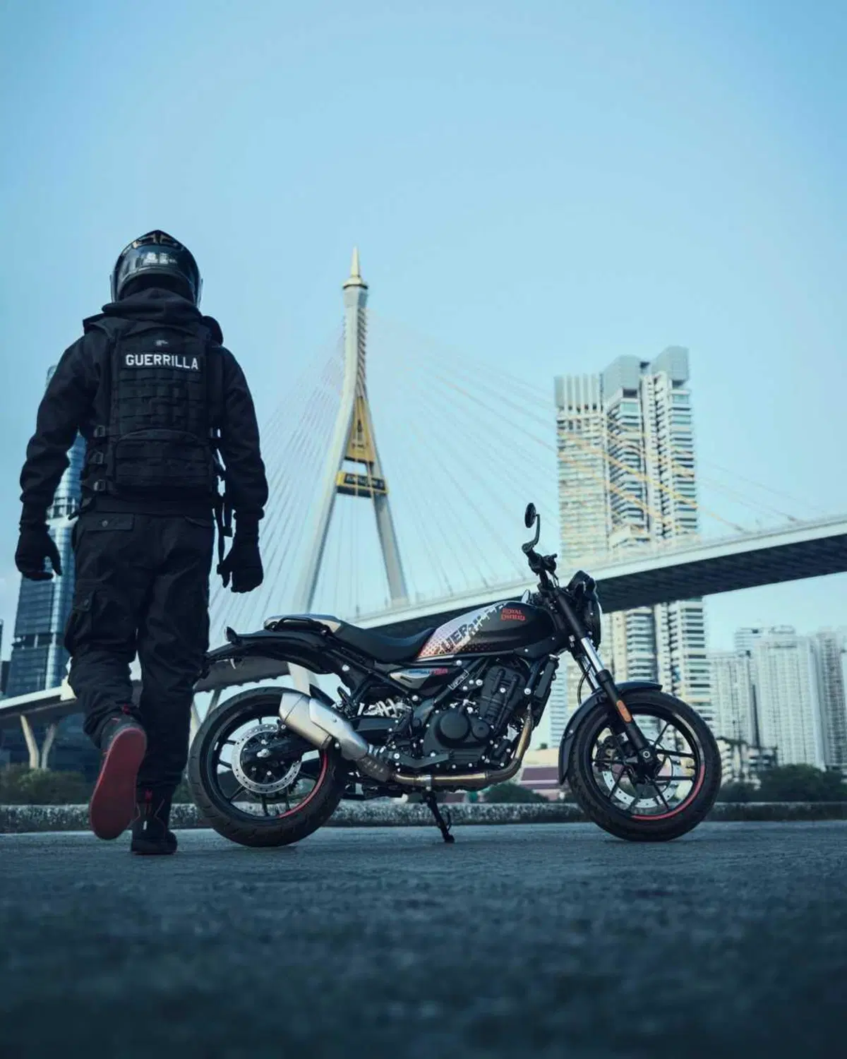 Royal Enfield Guerrilla 450 APEX 2026: la roadster indiana si fa più cattiva (25)