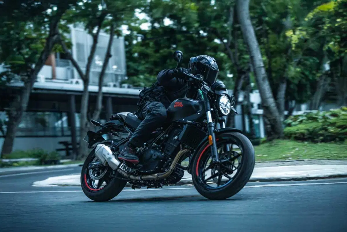 Royal Enfield Guerrilla 450 APEX 2026: la roadster indiana si fa più cattiva (26)