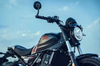 Royal Enfield Guerrilla 450 APEX 2026: la roadster indiana si fa pi&ugrave; cattiva