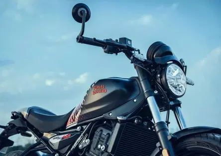 Royal Enfield Guerrilla 450 APEX 2026: la roadster indiana si fa più cattiva