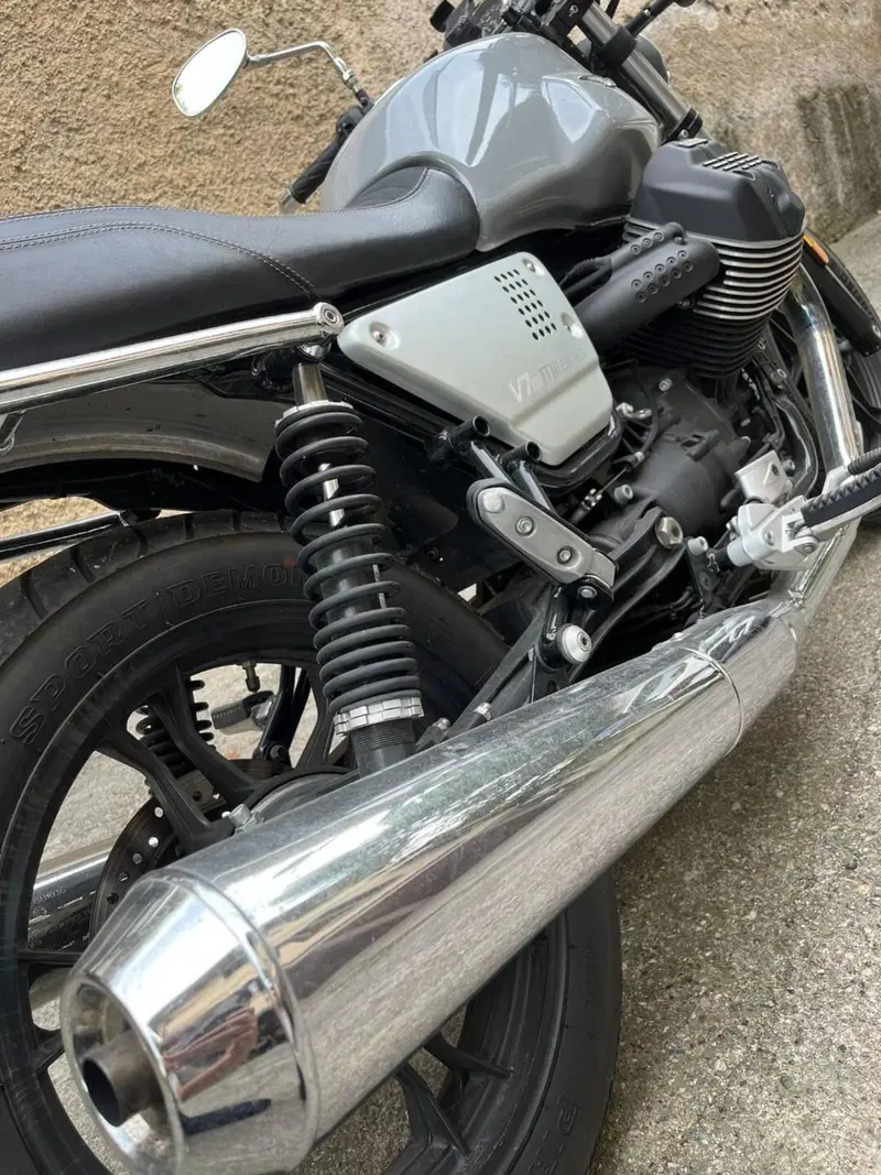 Moto Guzzi V7 III Milano (2018 - 20) (14)