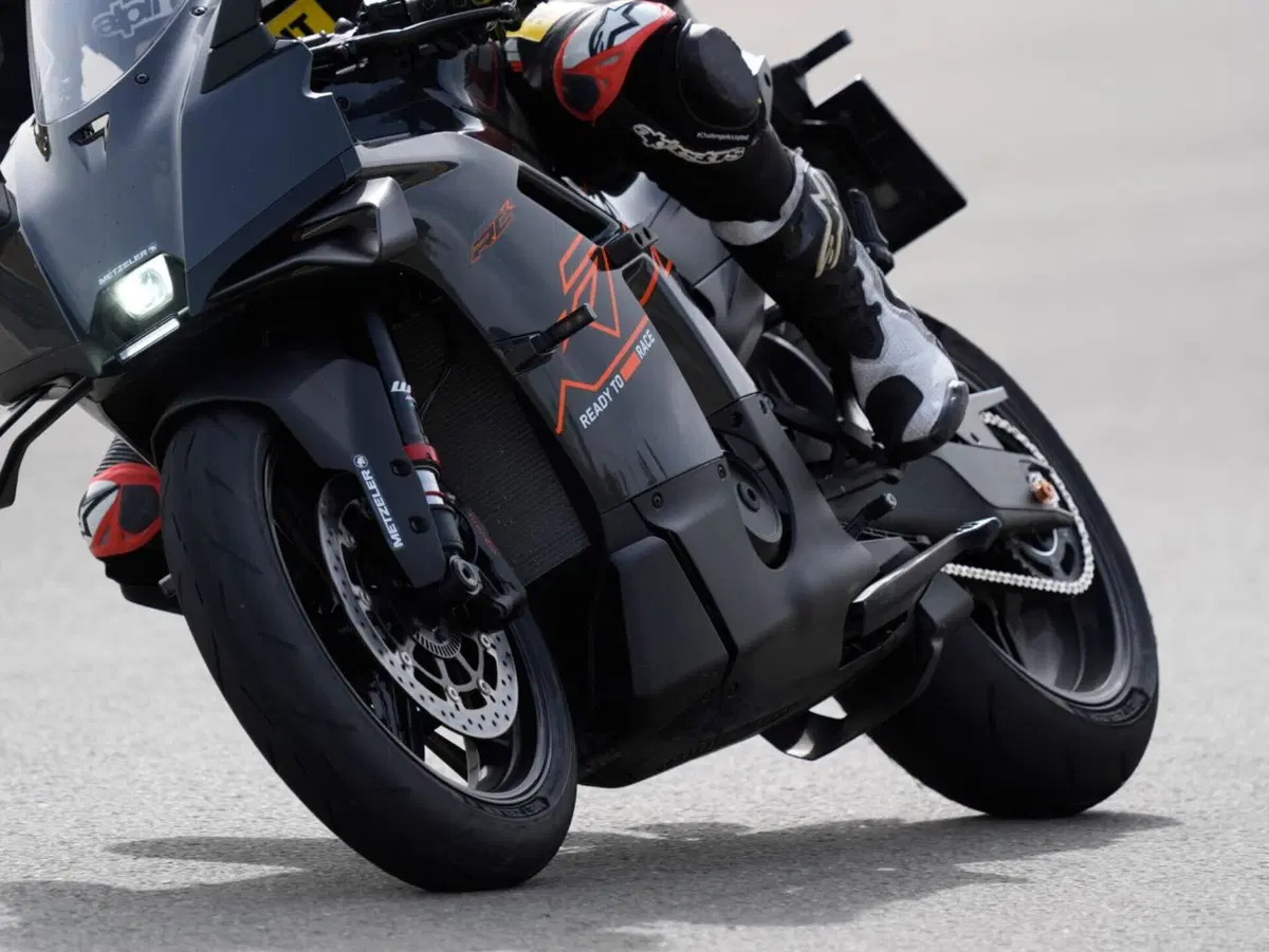 Metzeler Sportec 01 - 01 RS: Dalla strada alla pista [VIDEO] (2)