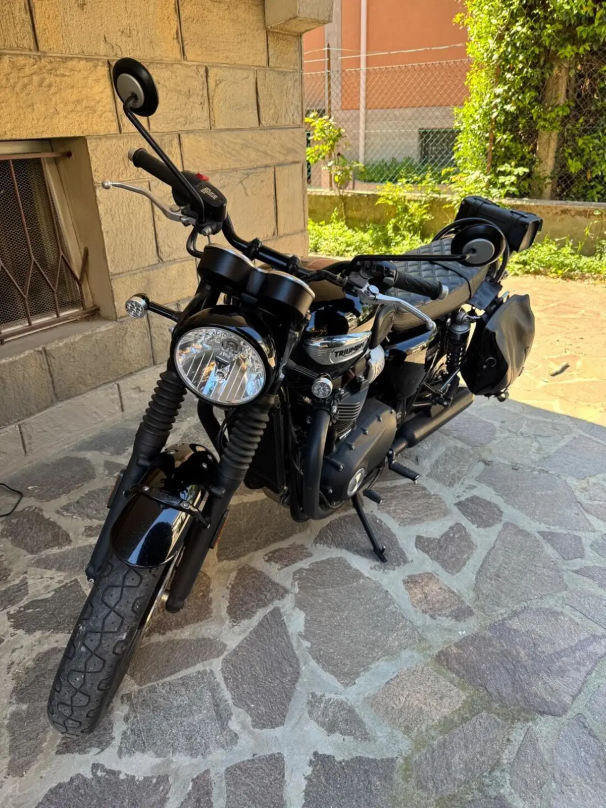 Triumph Bonneville T100 Black (2017 - 20) (2)