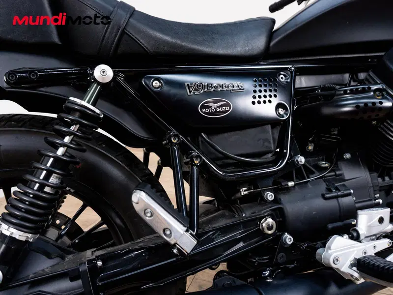 Moto Guzzi V9 Bobber (2021 - 25) (4)