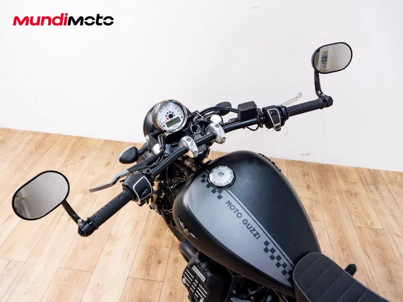 Moto Guzzi V9 Bobber (2021 - 25) (11)
