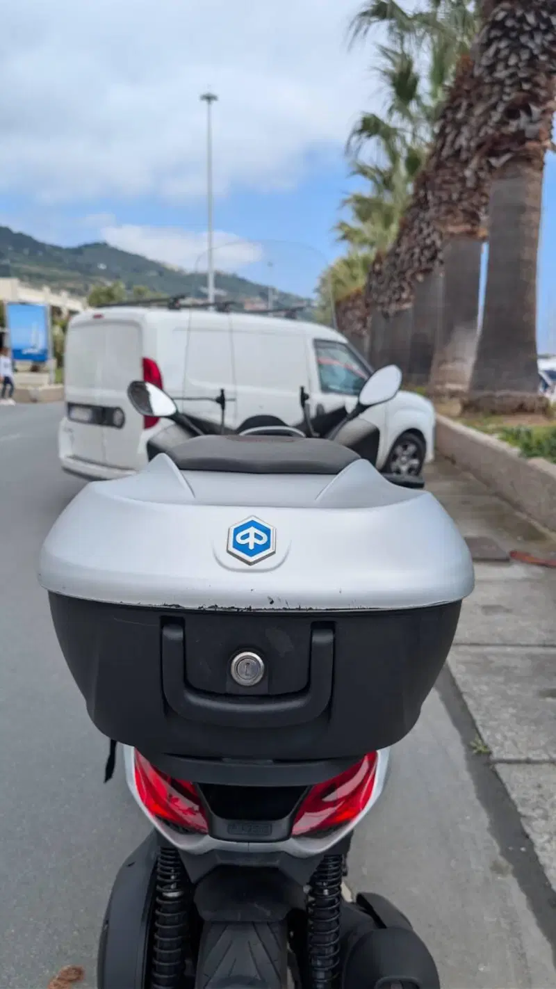 Piaggio Beverly 300 ABS-ASR (2021 - 25) (2)