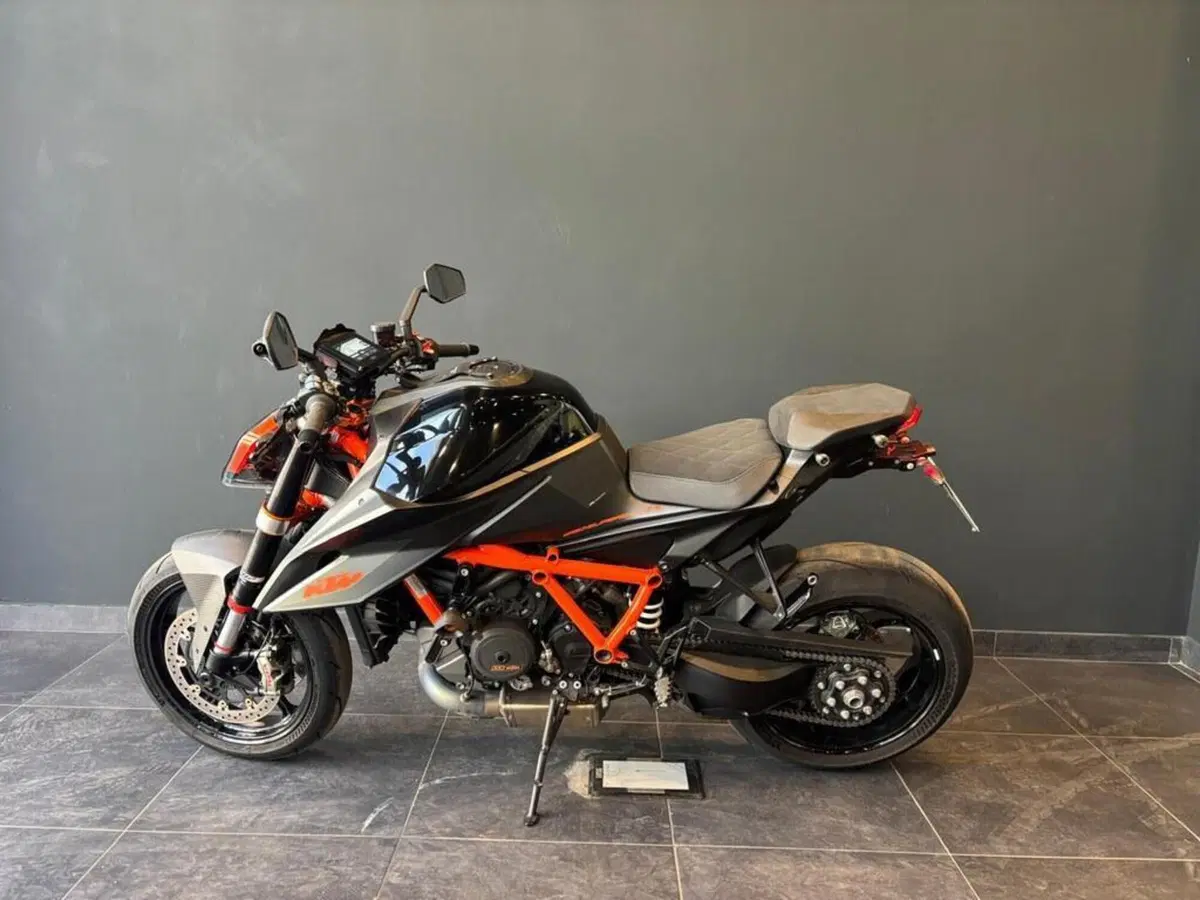KTM 1290 Super Duke R (2021) (4)
