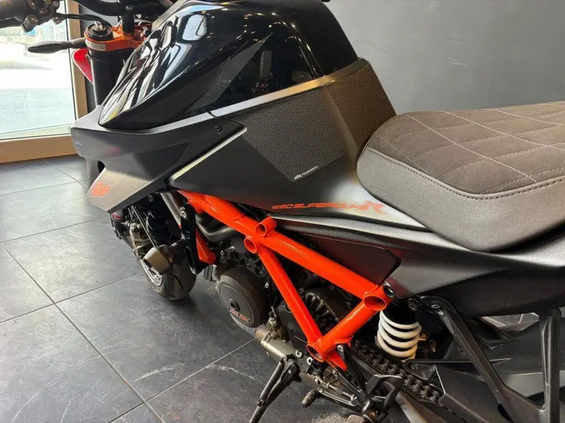 KTM 1290 Super Duke R (2021) (13)