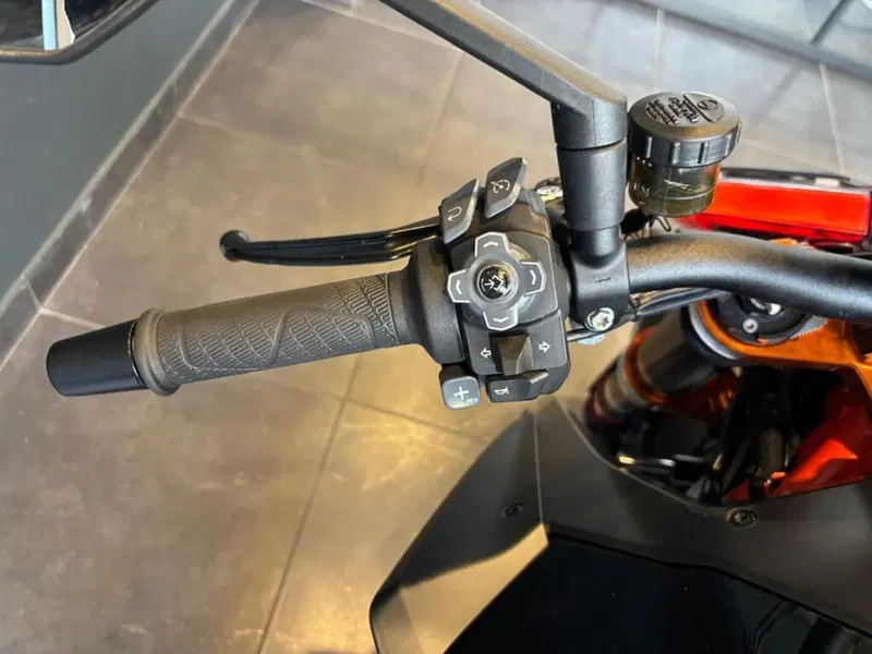KTM 1290 Super Duke R (2021) (8)