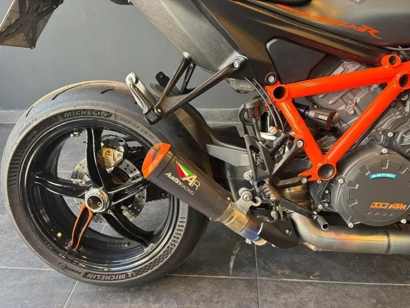 KTM 1290 Super Duke R (2021) (12)
