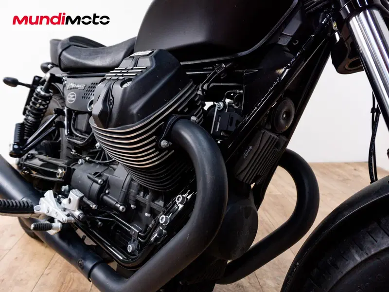 Moto Guzzi V9 Bobber (2021 - 25) (5)
