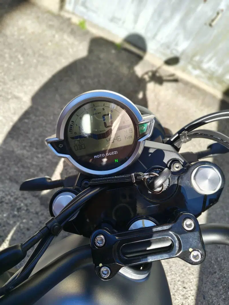Moto Guzzi V7 Stone (2021 - 24)