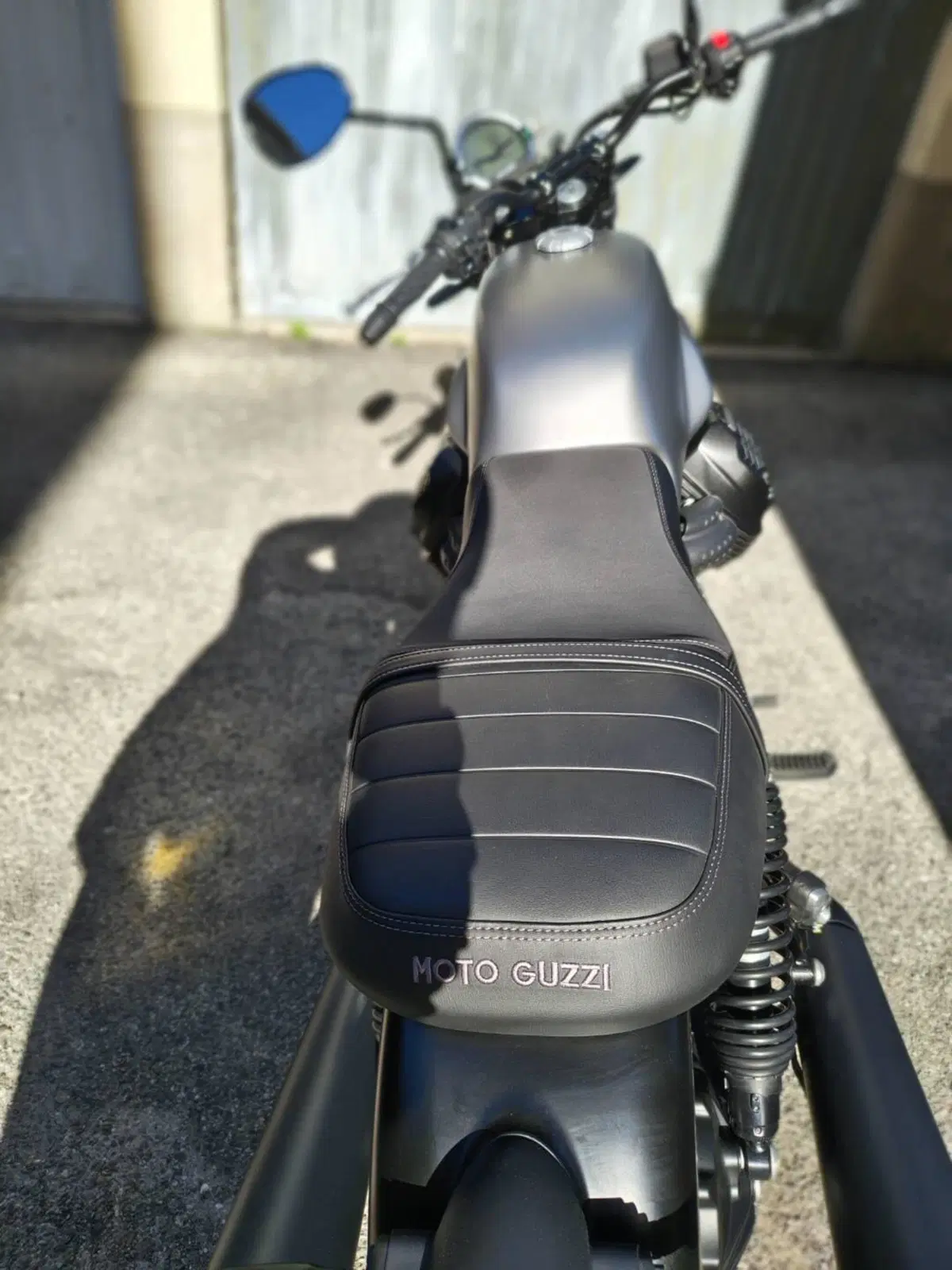 Moto Guzzi V7 Stone (2021 - 24) (4)