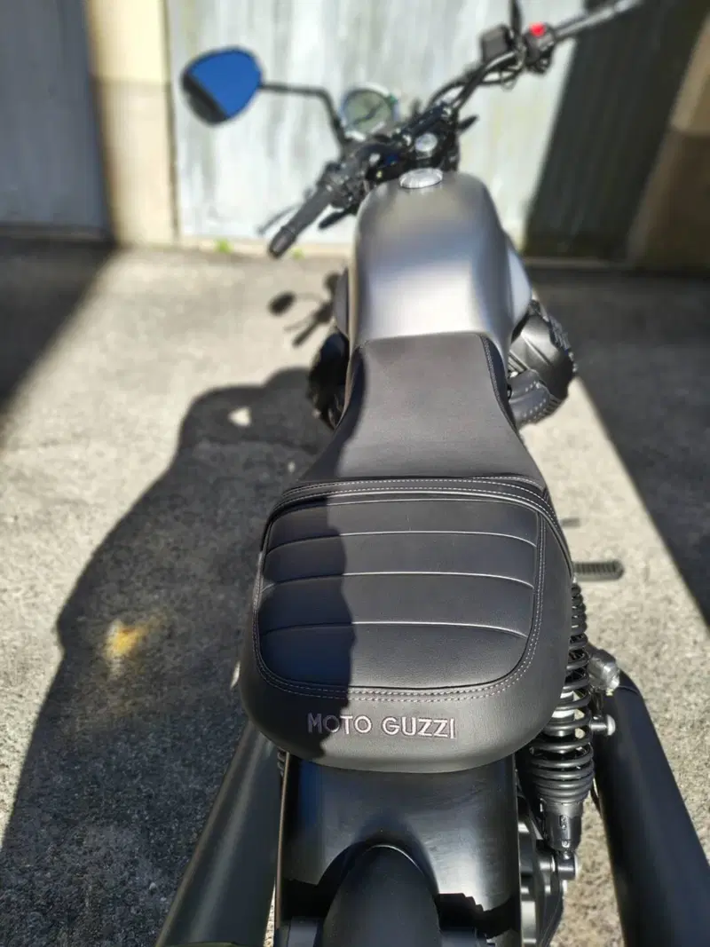 Moto Guzzi V7 Stone (2021 - 24) (4)