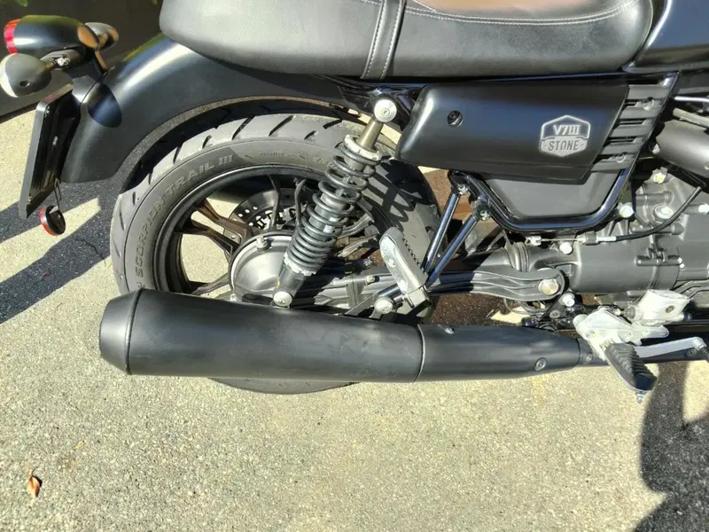 Moto Guzzi V7 III Stone Night Pack (2019 - 20) (9)