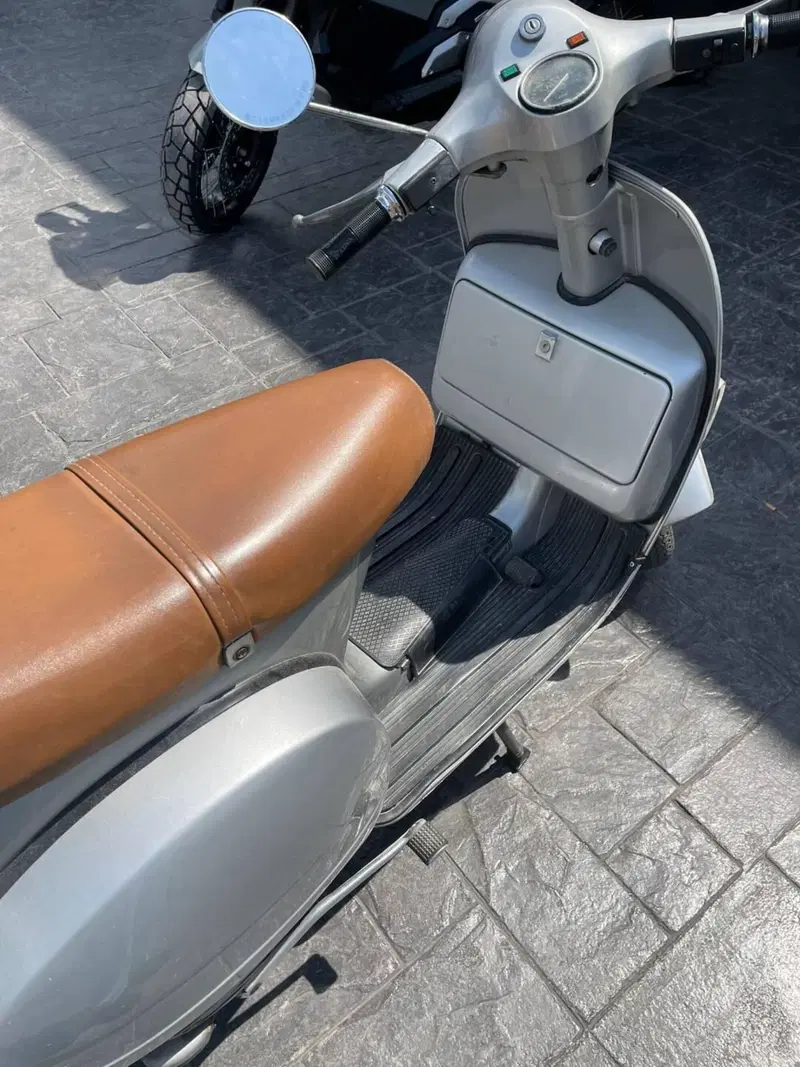 Piaggio Vespa 200 PX (2)