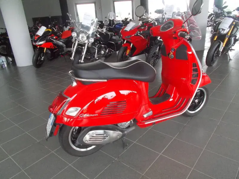 Vespa GTS 300 Super Hpe (2018 - 19) (2)