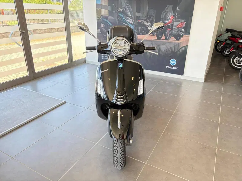 Vespa GTS 300 Super Hpe (2021 - 22) (2)