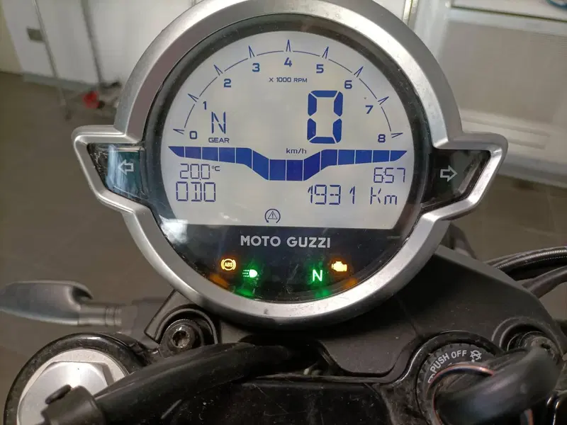Moto Guzzi V7 Stone (2021 - 24) (5)