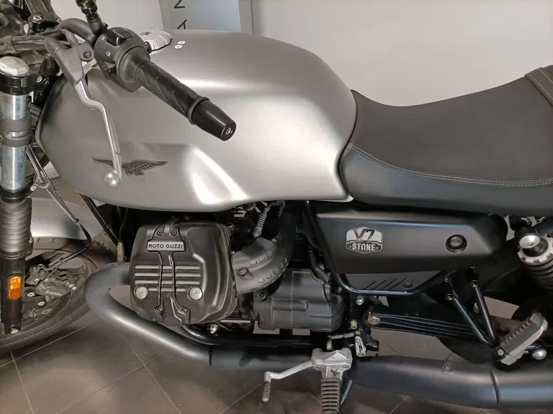 Moto Guzzi V7 Stone (2021 - 24) (7)