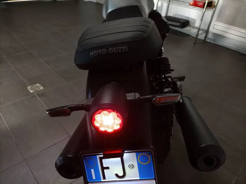 Moto Guzzi V7 Stone (2021 - 24) (8)