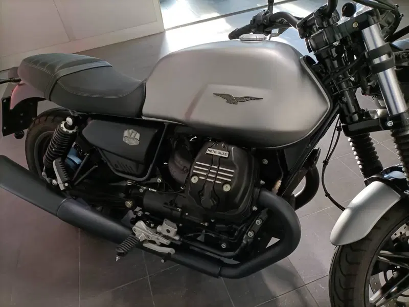 Moto Guzzi V7 Stone (2021 - 24) (9)