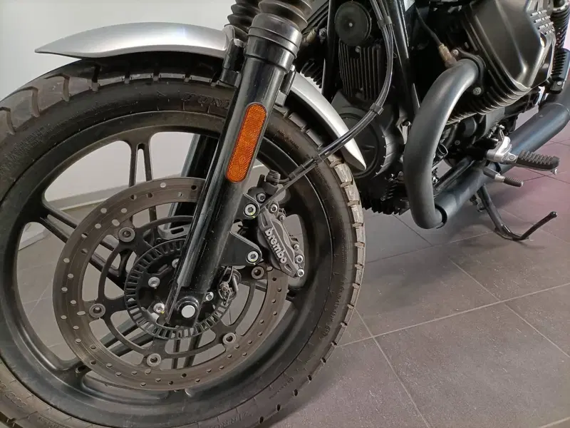 Moto Guzzi V7 Stone (2021 - 24) (10)