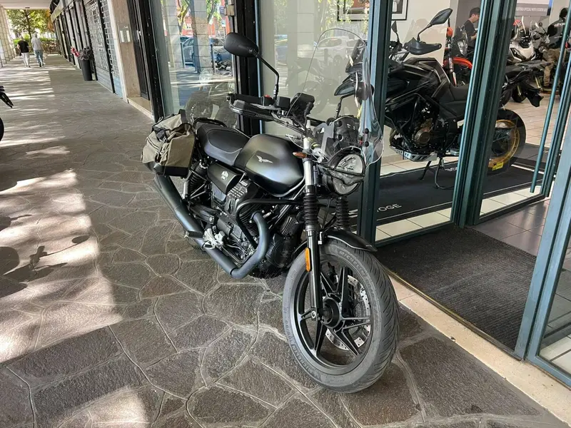 Moto Guzzi V7 Stone (2021 - 24) (2)
