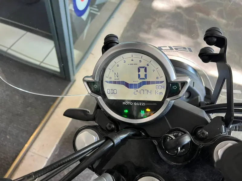 Moto Guzzi V7 Stone (2021 - 24) (4)