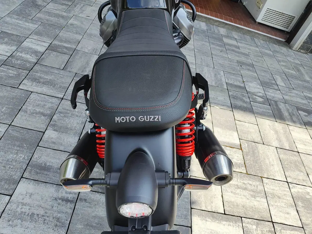 Moto Guzzi V7 Stone Special Edition (2022 - 25) (4)