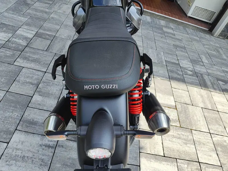 Moto Guzzi V7 Stone Special Edition (2022 - 25) (4)