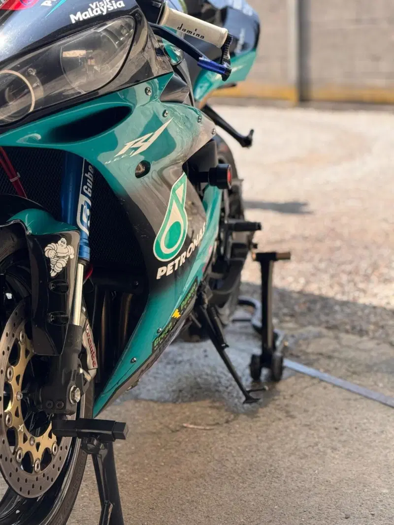 Yamaha YZF R1 (2004 - 05) (2)