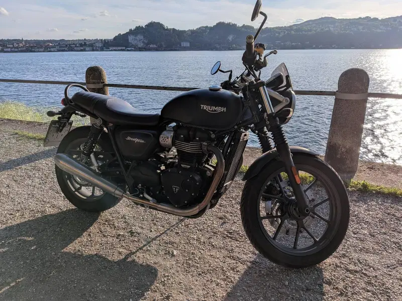 Triumph Street Twin 900 (2016) (2)