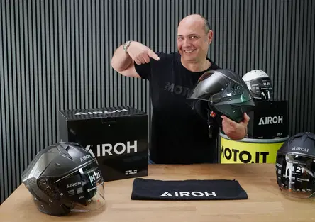 Recensito Airoh H21, il jet premium che punta su leggerezza, aerazione e comfort [VIDEO]