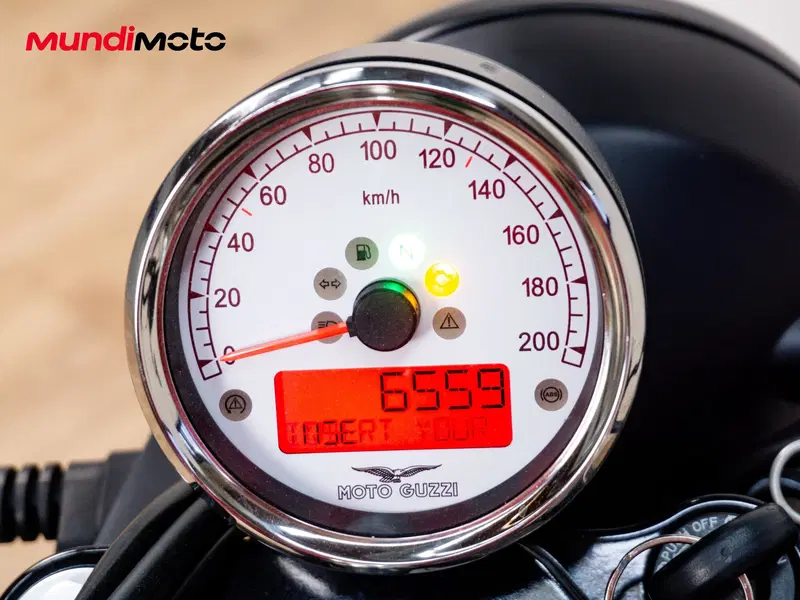 Moto Guzzi V9 Bobber (2021 - 25) (12)