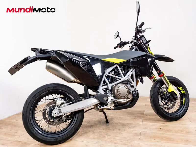 Husqvarna 701 Supermoto (2022) (3)