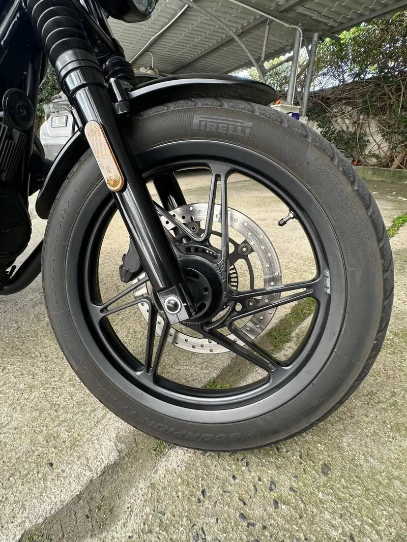 Moto Guzzi V7 Stone (2021 - 24) (3)