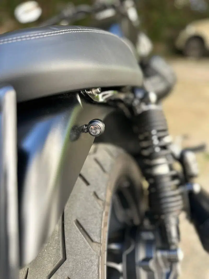 Moto Guzzi V7 Stone (2021 - 24) (8)