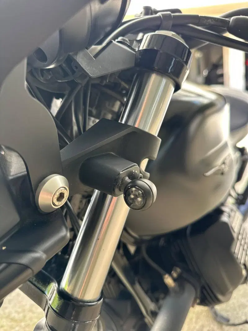 Moto Guzzi V7 Stone (2021 - 24) (9)